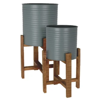 Cvjetnjak na drvenom stalku